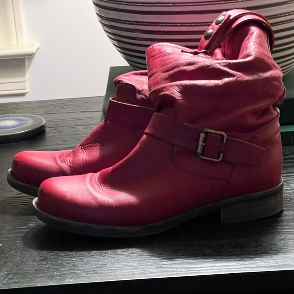 Red EM boots - Picture 3 of 4